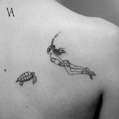 Fine line style turtle and diver tattoo on the right shoulder blade. Scuba Tattoo, Diver Tattoo, Element Tattoo, Blade Tattoo, Dove Tattoos, Shoulder Blade Tattoo, Turtle Tattoo Designs, Inspiration Tattoos, Beach Tattoo