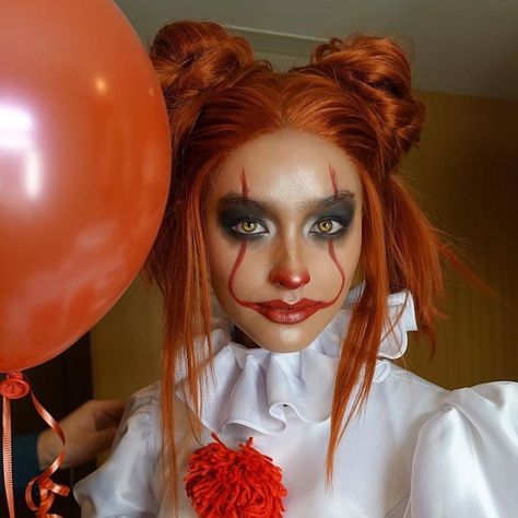 Hallowen Schminke, Pennywise Halloween Costume, Pelottava Halloween, Halloween Makeup Clown, Clown Halloween Costumes, Cute Halloween Makeup, Halloween Coustumes, Halloween Makeup Pretty, Halloween Clown