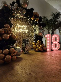 Balloon Arch Gold, Sequence Backdrop, Gold Theme Birthday, 18th Party Ideas, Black Quinceanera, Gold Theme Party, Gatsby Birthday Party, Black And Gold Party Decorations, Black And Gold Party