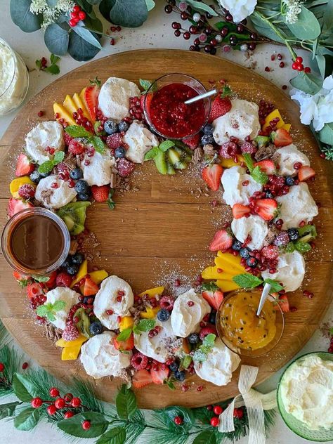 Christmas mini pavlova wreath Christmas Meringue Wreath Pavlova, Christmas Desert Platters, Meringue Wreath Christmas, Dessert Platter Christmas, Wreath Dessert Christmas, Christmas Food Wreath, Xmas Canapes, Mini Pavlova Ideas, Xmas Nibbles