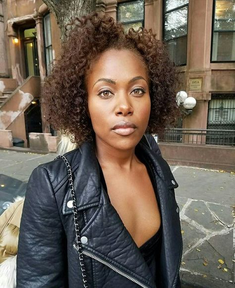 Nola Darling from the Netflix series “She’s Gotta Have It”. (DeWanda Wise, actress) Nola Darling, Dewanda Wise, Dry Natural Hair, Meagan Good, Hair Milk, Dyed Natural Hair, Healthy Natural Hair, Honey Hair, Color Your Hair