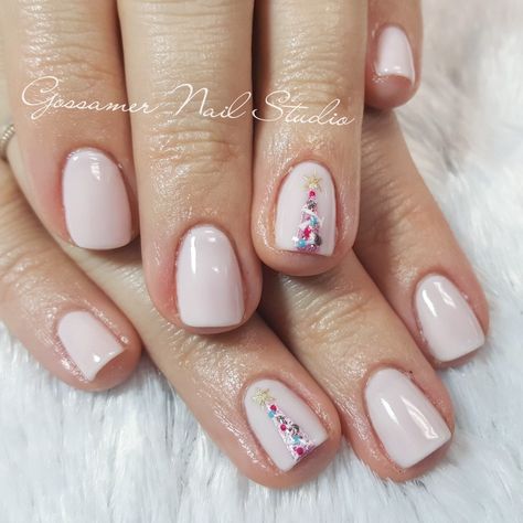 Christmas Nail Manicure, Pink Nails With Christmas Tree, Nude Nails With Christmas Design, Cnd Shellac Christmas Nails, Winter Nail Art Minimalist, Nude Holiday Nails Short, Short Nude Christmas Nails, Biab Nail Design Christmas, Simple Nail Art Christmas