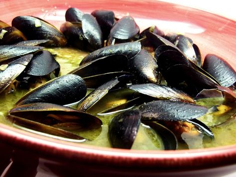 Mussels steamed in a garlic white wine sauce, perfect with crusty french bread Mussels In White Wine, Garlic White Wine Sauce, Steamed Mussels, Mussels Recipe, White Wine Sauce, Garlic Butter Sauce, Wine Sauce, Butter Sauce, Fish Dishes