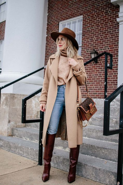 Croc Boots Outfit, Camel Boots Outfit, Boots Outfit Ideas, Camel Coat Outfit, Camel Boots, Crocs Boots, High Boots Outfit, Turtleneck Outfit, Brown Knee High Boots