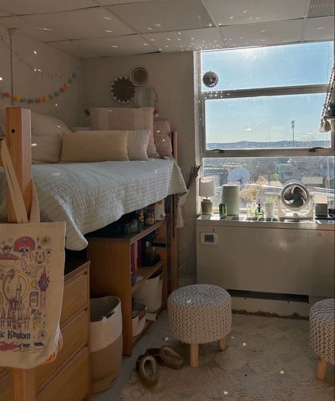 Dorm Room Layouts Triple, Dorm Room Rug Ideas, Dorm Room Inspiration Lofted Bed, Collage Dorm Aesthetic, Cute College Dorm Ideas, Dorm Room Asthetics, Earth Tone Dorm Room, Granola Dorm Room, Nyu Dorm