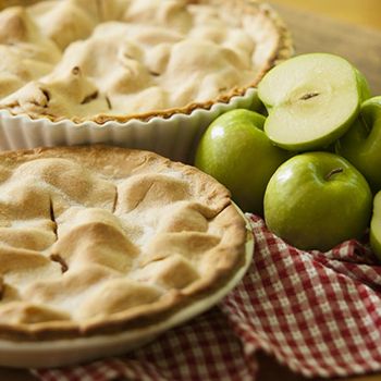 Green Apple Pie Recipe, Toffee Apple Pie, Chef Alina, Green Apple Pie, Fall Pies Recipes, Pecan Toffee, Green Pie, Rum Sauce, Fall Pies