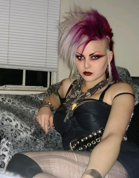 Deathrock Fashion, Punk Rock Girls, Chicas Punk Rock, Chica Punk, 80s Punk, Punk Culture, Punk Hair, Punk Emo, Goth Women