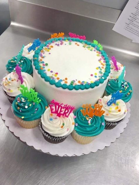 Cake And Cupcakes Combo, Party Combo Cake Ideas, Cupcake Platter, Fun Cake Ideas, Everyday Cakes, Cake Deco Ideas, Beyblade Birthday, Cookie Cake Decorations, Cupcakes Design