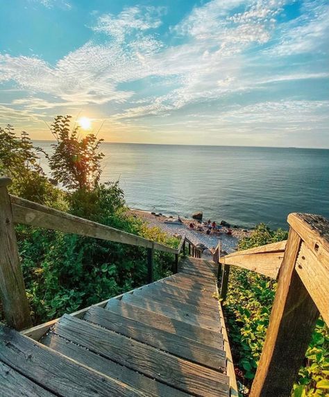 67 Sunday steps to the beach 🌊🍃 📸@seenbycolleen_ 📍 67 Steps Beach, Greenport, Long Island #discoverlongisland #whereyoubelong #longisland #longislandny #northfork #greenport #iloveli #iloveny #islandstrong #luckytolivehere #longislandbeauty #longislandlocal #home #northshore #beach #sunset #beachwalks #sunday #steps Greenport Long Island, Long Island New York, Coastal Lifestyle, I Love Ny, Long Island Ny, White Sand Beach, Beach Cottages, Ocean Life, North Shore