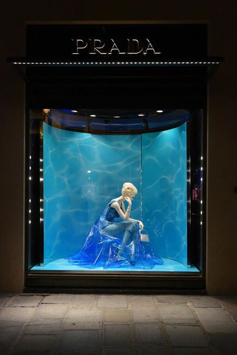 Prada "The Perfect Water" display window, Paris Window Display Retail, Visual Merchandising Displays, Store Window Displays, Window Display Design, 광고 디자인, Shop Sign Design, Shop Front Signage, Interior Display, Store Window