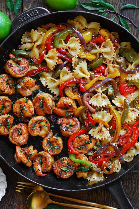 Shrimp Pasta with Bell Peppers and Red Onions (fajita-style). Pasta With Bell Peppers, Fajita Pasta, Mexican Shrimp, Shrimp Fajitas, Pasta Noodle Recipe, Pepper Pasta, Shrimp Recipes Easy, Seafood Pasta, Shrimp Pasta