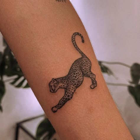 Traditional Tattoo Arm, Jaguar Tattoo, Leopard Tattoos, Girl Arm Tattoos, Tattoo Project, Dainty Tattoos, Black Ink Tattoos, Tattoo Sleeve Designs, Ankle Tattoo