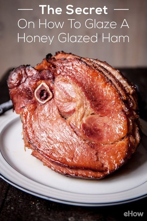 No more dry ham! Every recipe that you find for glazed ham has the same error: cook until the meat reaches an internal temperature of 165 degrees Fahrenheit. Because it's pork and that's what we have to do! The problem: it was ALREADY cooked to 165 degrees F, it's a pre-cooked ham. You can eat it right out of the package just like that deli meat you put on your sandwiches. Juicy Ham, Honey Baked Ham Recipe, Ham In The Oven, Ham Recipes Baked, Spiral Sliced Ham, Ham Glaze Recipe, Honey Glazed Ham, Honey Ham, Honey Baked Ham