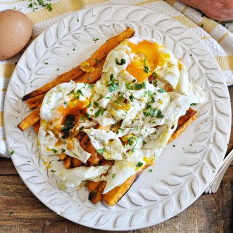 The Most EPIC Spanish Broken Eggs with Sweet Potato Fries Sweet Potato Yams, Sweet Potato Fries Seasoning, Whole30 Recipes Breakfast, Potato Recipes Healthy, Breakfast Easy Recipes, Eggs And Sweet Potato, Food Spain, Sweet Potato Recipes Healthy, Fried Breakfast