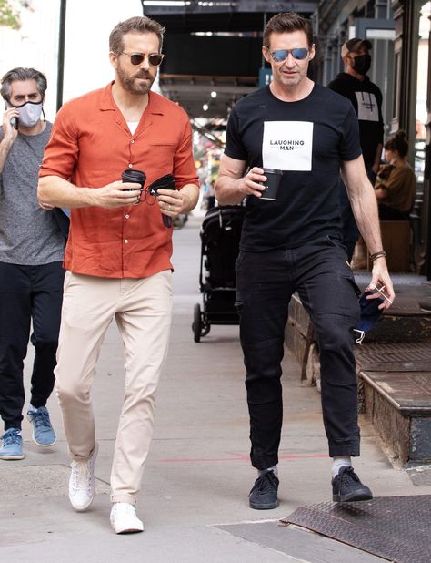 Ryan Reynolds Business Casual, Cool Dad Outfits Men, Ryan Reynolds Hugh Jackman, Ryan Reynolds Style, Dad Outfits, Smart Casual Menswear, Formal Men Outfit, Men Fashion Casual Shirts, Mens Casual Outfits Summer