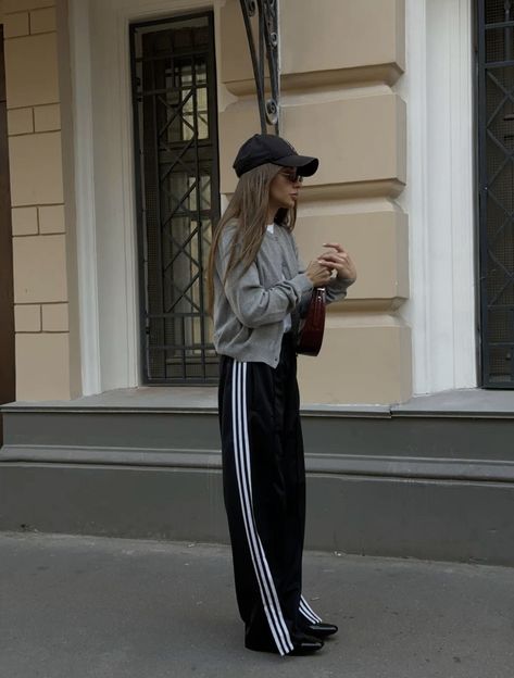 Track Pant Outfits For Women, Copenhagen Style Autumn 2024, Adidas Track Pants Outfit Aesthetic, How To Style Adidas Pants, Casual Sporty Outfits For Women, Adidas Wide Leg Pants Outfit, Adidas Pants Outfit Winter, Adidas Outfits For Women, How To Style Track Pants