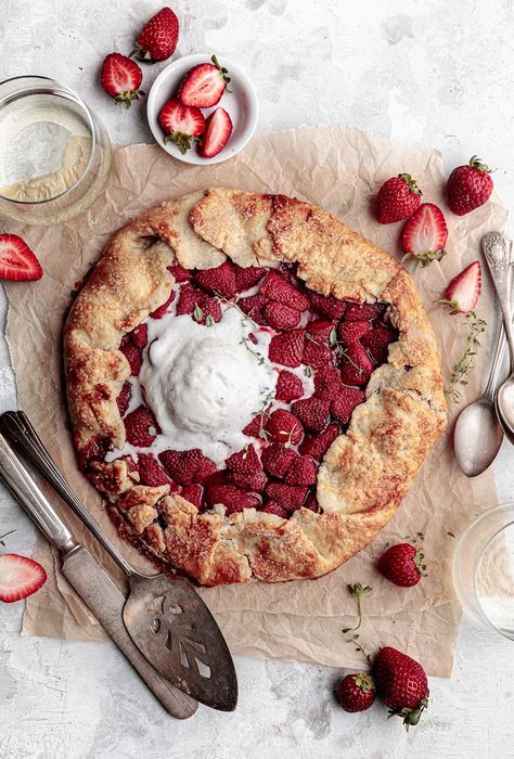 Galette Photography, Ice Cream Puffs, Rhubarb Galette, Strawberry Galette, Night Dessert, Apple Puff Pastry, Sweet Pies, Easy Puff Pastry, Strawberry Dessert Recipes