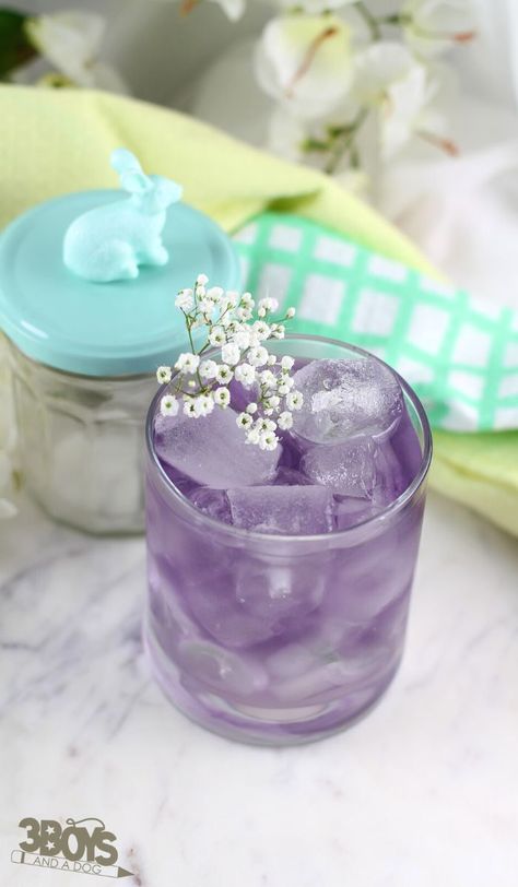 Lavender and Elderflower Mocktail Recipe Elderberry Mocktail Recipe, Lavender Elderflower Cocktail, Floral Mock Tails, Lavender Drink Recipes, Elderflower Mocktail Recipe, Lavender Mocktail Recipe, Pretty Mocktail Recipe, Elderberry Cocktails, Elderberry Cocktail