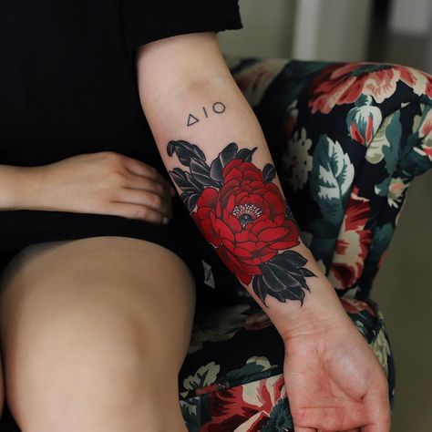 Red Flower Tattoo, Flower Cover Up Tattoos, Red Flower Tattoos, Wrist Tattoo Cover Up, Flower Tattoo Ideas, Z Tattoo, Instagram Cover, Red Tattoos, Stylist Tattoos