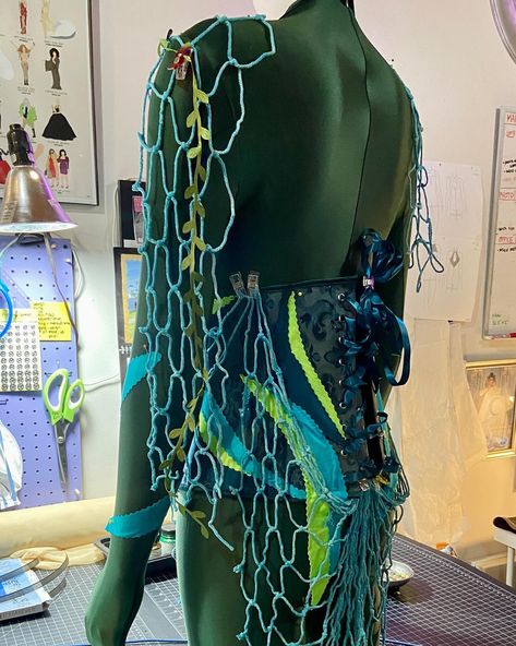 A few weeks back, I returned home from 4 days in Vegas and immediately dove into a quick 2-week design/build project for this custom LED deep sea creature stilt look that I performed in (swipe for #BTS of the build), in addition to styling the costumes for this event with @bostoncircusguild. No rest for the wicked! 🐙🌊🫧 Costume Design/Build/Styling: @sienamoondesign Performer: @sienamoon with @bostoncircusguild #costumedesign #stiltcostume #stiltwalkers #stiltwalkingcostume #ledstiltwalk... Deep Sea Creature, Water Creature Costume, Deep Sea Creatures Costume, Halloween Costumes Sea Creatures, Deep Sea Creature Costume, Stingray Costume, Stilt Creature Costume, Animal Costumes Women, Ocean Dance Costume