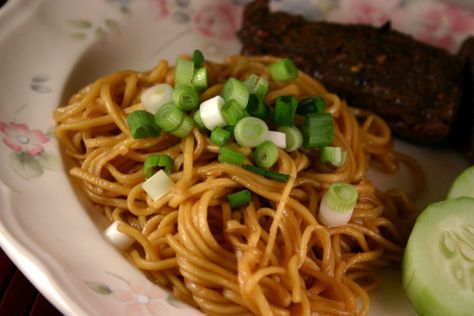 Simple Sesame Noodles, Sesame Noodles Recipe, Hot Chili Oil, Sesame Noodles, Pioneer Woman Recipes, Asian Noodles, Spicy Dishes, Noodles Recipe, Noodle Recipes