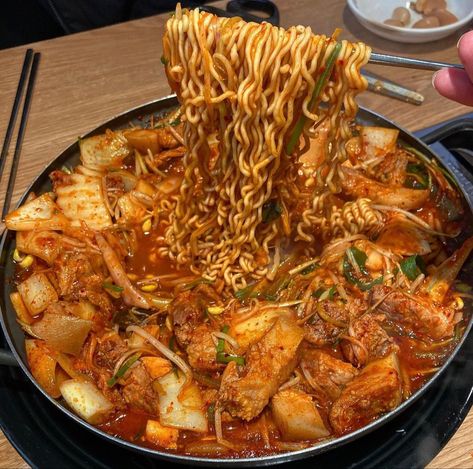 Noodles Aesthetic, Foreign Food, Asian Noodles, Delicacy Food, Yummy Comfort Food, Think Food, Food Goals, Food Obsession, Cafe Food