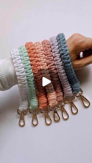 Wristlet Tutorial, Macrame Gifts, Braid Tutorial, Macrame Tutorial, Macrame Patterns, Macrame Diy, Ornaments Diy, Handmade Shop, Fiber Art