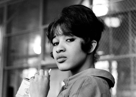 RETRO KIMMER'S BLOG: THE RONETTES' RONNIE SPECTOR: MASCARA AND MADNESS Spanish Harlem, Ronnie Spector, 60s Girl, The Ronettes, Wall Of Sound, Brian Wilson, Women In Music, Billy Joel, Lead Singer