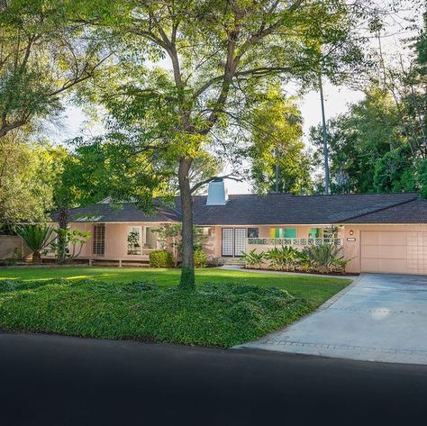 'The Golden Girls' Famous TV House Has Been Sold Golden Girls House, Shoji Screen, Tv Home, Clerestory Windows, Home Wish List, Modern Architects, Hawaiian Culture, The Golden Girls, Palm Plant