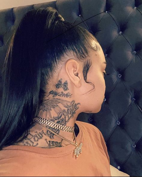 Women With Neck Tattoos, Neck Tattoos Women Words, Neck Tattoo Ideas Female, Pretty Neck Tattoos Women, Baddie Tattoo Ideas Female, Neck Tattoos For Women, Neck Tattoo Women, Neck Tats, Baddie Tats