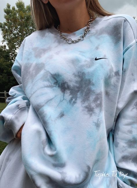 Vintage Nike sweatshirt. One of a kind piece tie dyed by Tiephies in Blue and Grey. So unique. Find tiephies on instagram @tiephies_uk #tiedyeyoursummer #tiedyefashion #tiedyeshirts #oversized #oversizedjumper #nike #sweatshirt #tiedie #tyedye Tye Dye Hoodie Outfit, Tie Dye Nike Hoodie, Tie Dye Hoodie Outfit, Tie Dye Sweatshirt Outfit, Sweatshirt Outfit Ideas, Sweatshirt Tie Dye, Denim Diy Clothes, Diy Tie Dye Shirts, Vintage Nike Sweatshirt