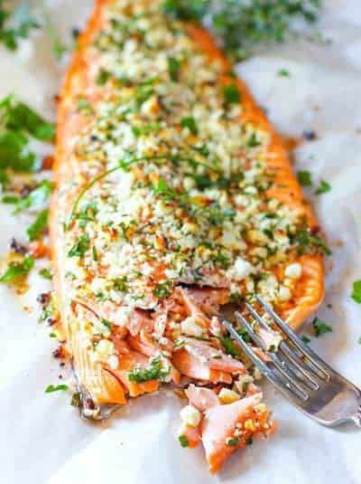 You will love this super flavorful and easy to make Salmon Crusted with Feta and Herbs! Just sprinkle and in the oven it goes! #bakedsalmon #healthybakedsalmon # easybakedsalmon Herb Crusted Salmon, Healthy Salmon, Resep Diet, Crusted Salmon, Salad Pasta, Salmon Dishes, Think Food, Seafood Dinner, Baked Salmon