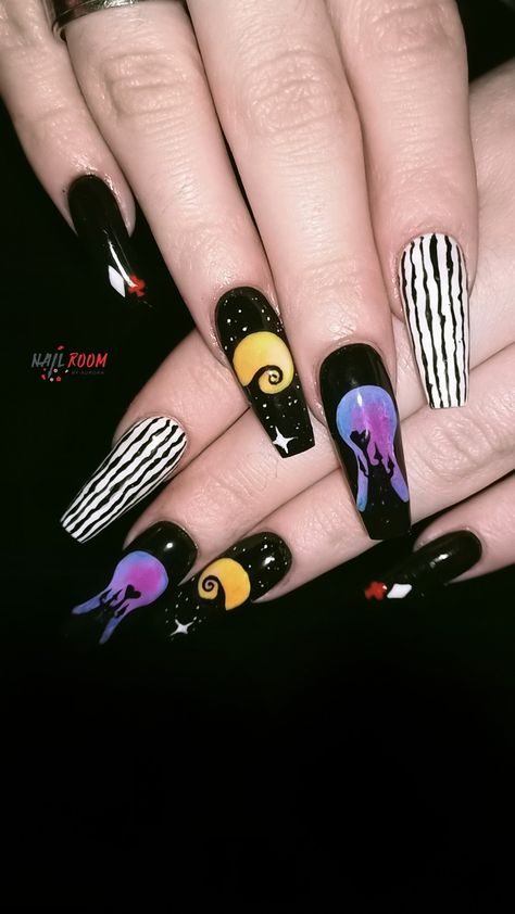 Tnbc Nails, Halloween Nails Tim Burton, Tim Burton Inspired Nails, Tim Burton Nails Acrylic, Tim Burton Nail Art, Tim Burton Nails, Glitter Nail Paint, Halloween Nail Colors, Nightmare Before Christmas Nails