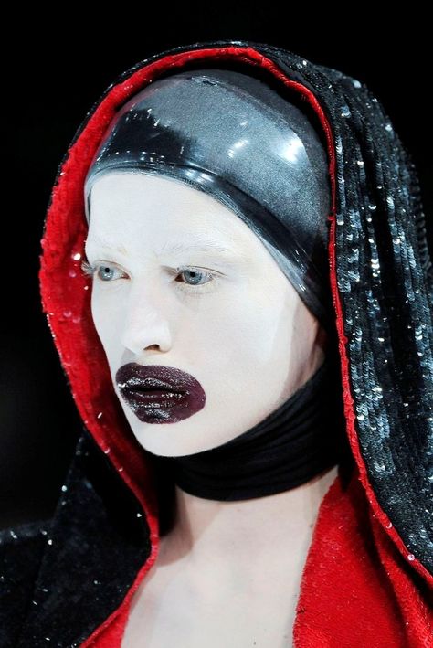 Gallery Outfit, Alexander Mcqueen Runway, Raquel Zimmermann, Drag Make-up, Horn Of Plenty, Avant Garde Makeup, Runway Makeup, John Galliano, Red Lips