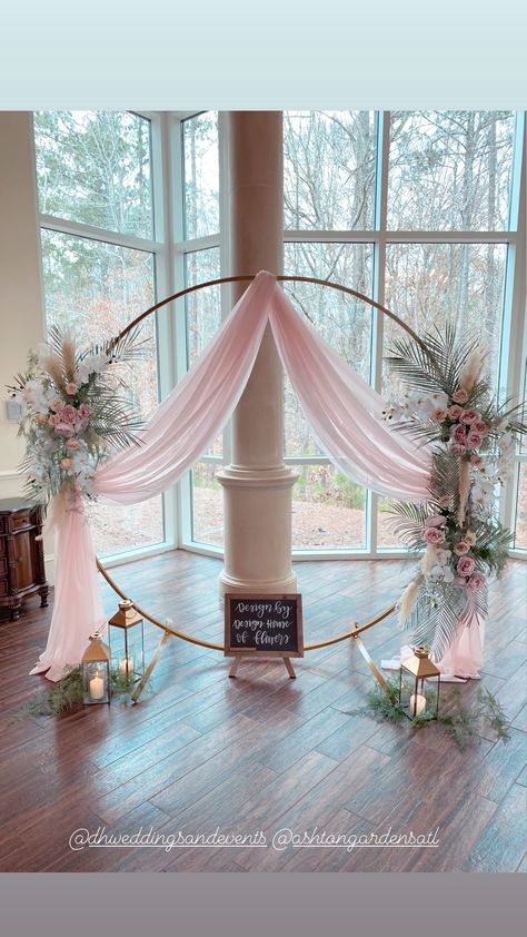 Large Hoop Wedding Backdrop, Quinceanera Arch Ideas, Arch Decoration Wedding Diy, Simple Arch Decoration Wedding, Round Backdrop Ideas, Circle Arch Backdrop, Diy Wedding Backdrop, Wedding Backdrop Design, Arch Decoration