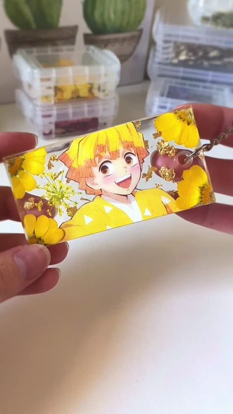 Anime Handmade Stuffs, Anime Resin Art, Anime Resin Keychain, Anime Resin Crafts, Anime Keychains Diy, Anime Resin, Anime Diys, Resin Pendant Diy, Vinyl Art Paint