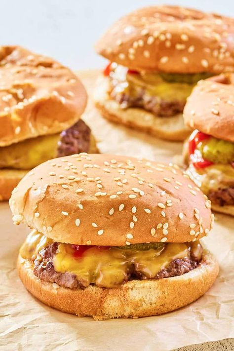 Burger King Cheeseburger Queso Burger Recipe, Ground Beef Casseroles, Homemade Hamburger Patties, Baked Corned Beef, Cheese Pickles, Beef Casseroles, Sandwiches Recipes, Buttered Vegetables, Restaurant Inspired Recipes