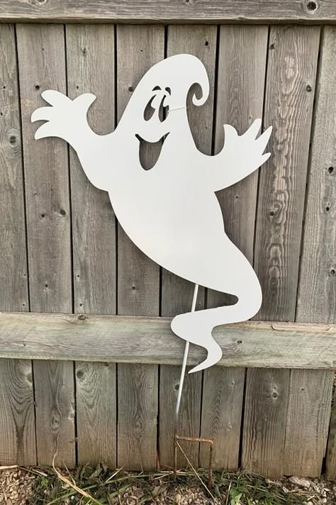 Spooky Outdoor Halloween Decor, Halloween Decorations Outdoor Porch, Halloween Garden Decorations, Scary Halloween Decorations Outdoor, Halloween Yard Art, Halloween Wood Crafts, Halloween Porch Decorations, Halloween Artwork, Halloween Yard Decorations