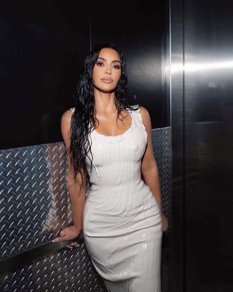 Kim Kardashian Balenciaga, Balenciaga Outfit, Celebrity Film, Celebrity Art Portraits, Celebrity Airport Style, Celebrity Selfies, Hair To One Side, Celebrity Look Alike, Kardashian Jenner