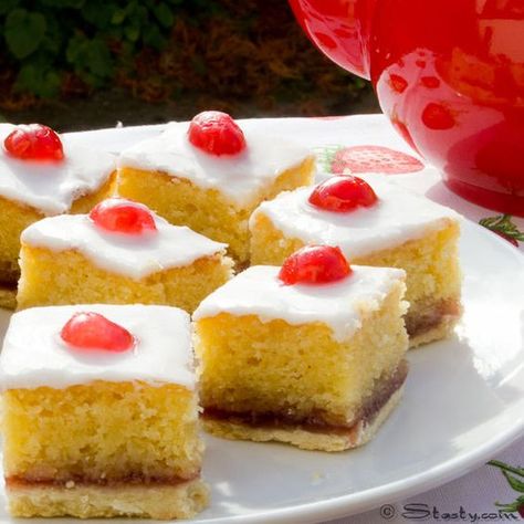 Buttery almondy bakewell squares. Incredibly delicious. Bakewell Tart Recipe, Ginger Nut Biscuits, Bakewell Cake, Tray Bake Recipes, Bakewell Tart, British Bake Off, British Baking, British Food, Tart Recipes