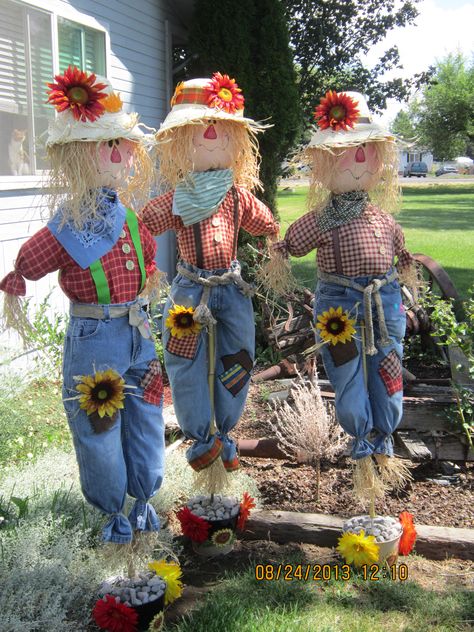 Fall Scarecrows Scarecrow Decorations, Fall Yard Decor, Scarecrow Festival, Make A Scarecrow, Scarecrows For Garden, Diy Scarecrow, Scarecrow Crafts, Fall Scarecrows, Tower Garden