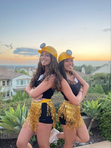 Gold Diggers Costumes Preppy, Duo Halloween Costumes Gold Digger, Gold Digger Outfit Halloween, Gold Digger And Rich Man Costume, Duo Halloween Costumes Party, Halloweekend Costumes Trio, Good Digger Halloween Costume, Gold Digger Outfit, Gold Diggers Costumes