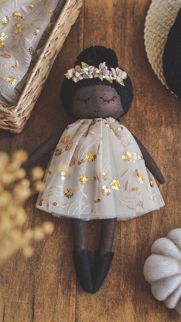 Nursery Items, Doll Making Tutorials, Heirloom Doll, Doll Photography, Handmade Dolls, Stuffed Toys, Diy Doll, Doll Making, Dolls Handmade