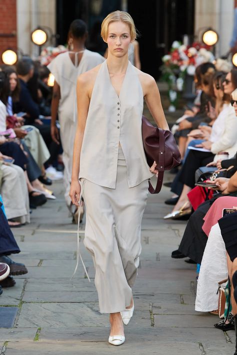 Eudon Choi Spring 2024 Ready-to-Wear Fashion Show | Vogue Eudon Choi, Moda Paris, Spring Couture, Rosie Huntington Whiteley, Formal Casual, Fashion Week Runway, Runway Looks, Spring 2024, Fashion Details