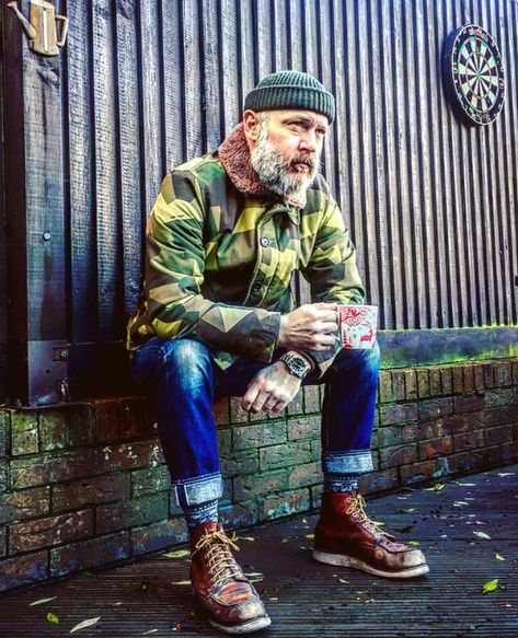 Fenne71⚓️ on Instagram: “Last bit of Xmas shopping then feet up and watch the darts 🎯  #ironheartjacket  #edwineurope  #redwing875  #xmassocks #harrodstudorblackbay…” Redwing 875, Xmas Shopping, Iron Heart, Tudor Black Bay, Harrods, Mens Outfits, On Instagram, Clothes, Instagram