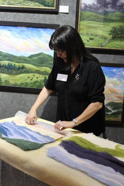 Felted Landscapes Tutorial, Felt Pictures How To Make, Felting Landscapes, Living Felt, Felt Landscapes, Felted Landscapes, Tovad Ull, Felt Wall Hanging, Felt Pictures