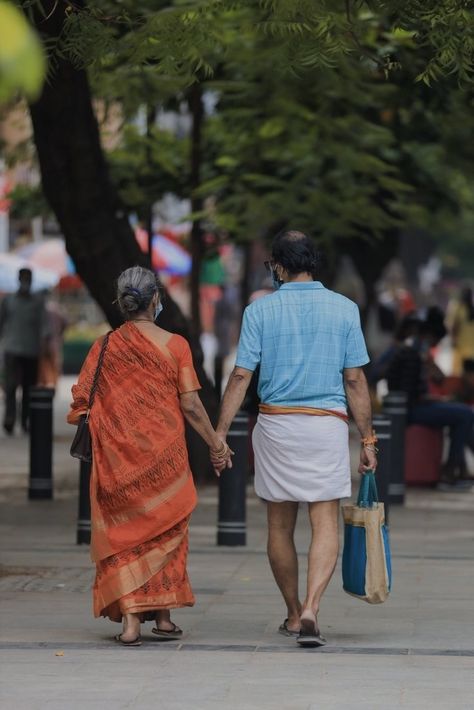 People In Action Photography, India Photography People, Chennai Street Photography, Indian Old Couple Photography, Indian People Photography, Indian Village Photography, Gesture Sketching, Chennai Aesthetic, Rapid Sketching