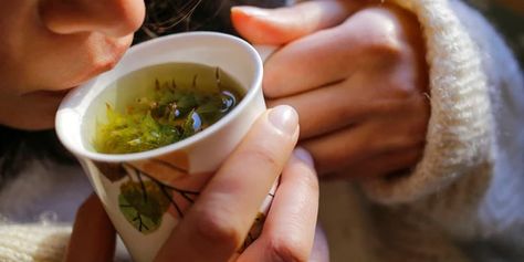 Woman drinking mug of loose leaf herbal tea Tea For Digestion, Best Herbal Tea, Herbal Drinks, Health Tea, Morning Drinks, Kosher Recipes, Best Tea, Acid Reflux, Tea Blends