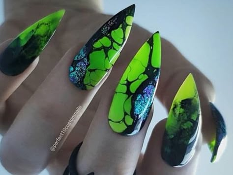 Emerald Green Nails, Alien Nails, Nail Artwork, Emerald Nails, Green Nail Art, Stiletto Nail Art, Gothic Nails, Goth Nails, Stiletto Nails Designs