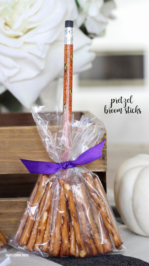 Pretzel broom sticks. A healthy Halloween treat. Make little witch brooms that are candy free! Halloween Treat Ideas, Witch Brooms, Halloween Pretzels, Diy Halloween Treats, Halloween School Treats, Healthy Halloween Treats, Halloween Treats For Kids, Halloween Treats Easy, Pretzel Sticks